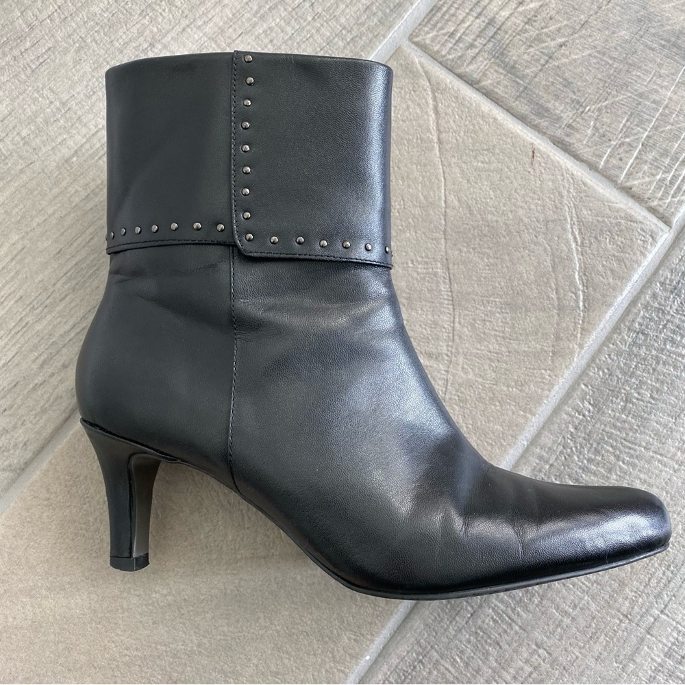 Tahari Primer Black Leather Ankle Boot Heeled Studded Size 7.5 - Picture 2 of 12